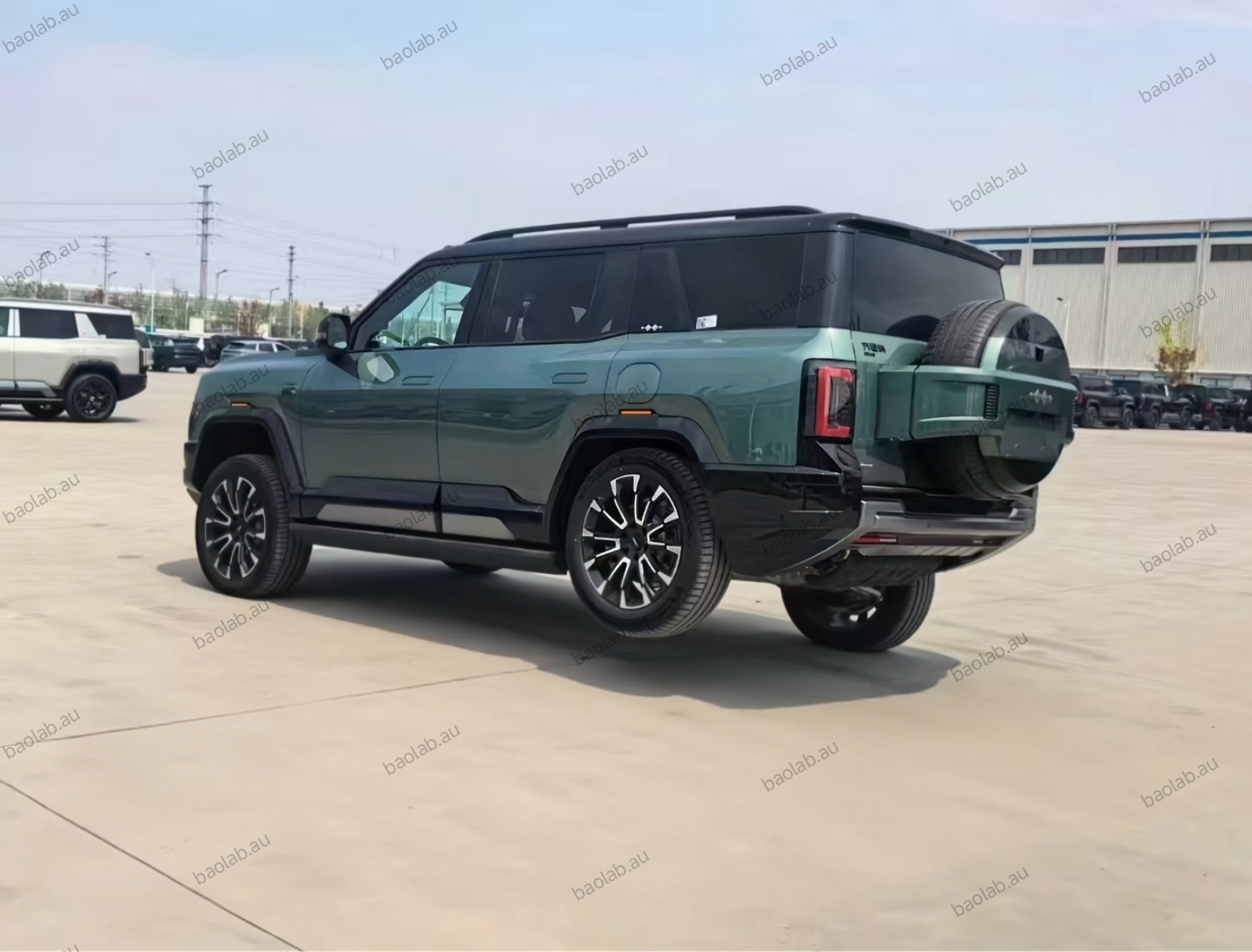 Fangchengbao B8 with fourth wheel retracted by DiSus-P system