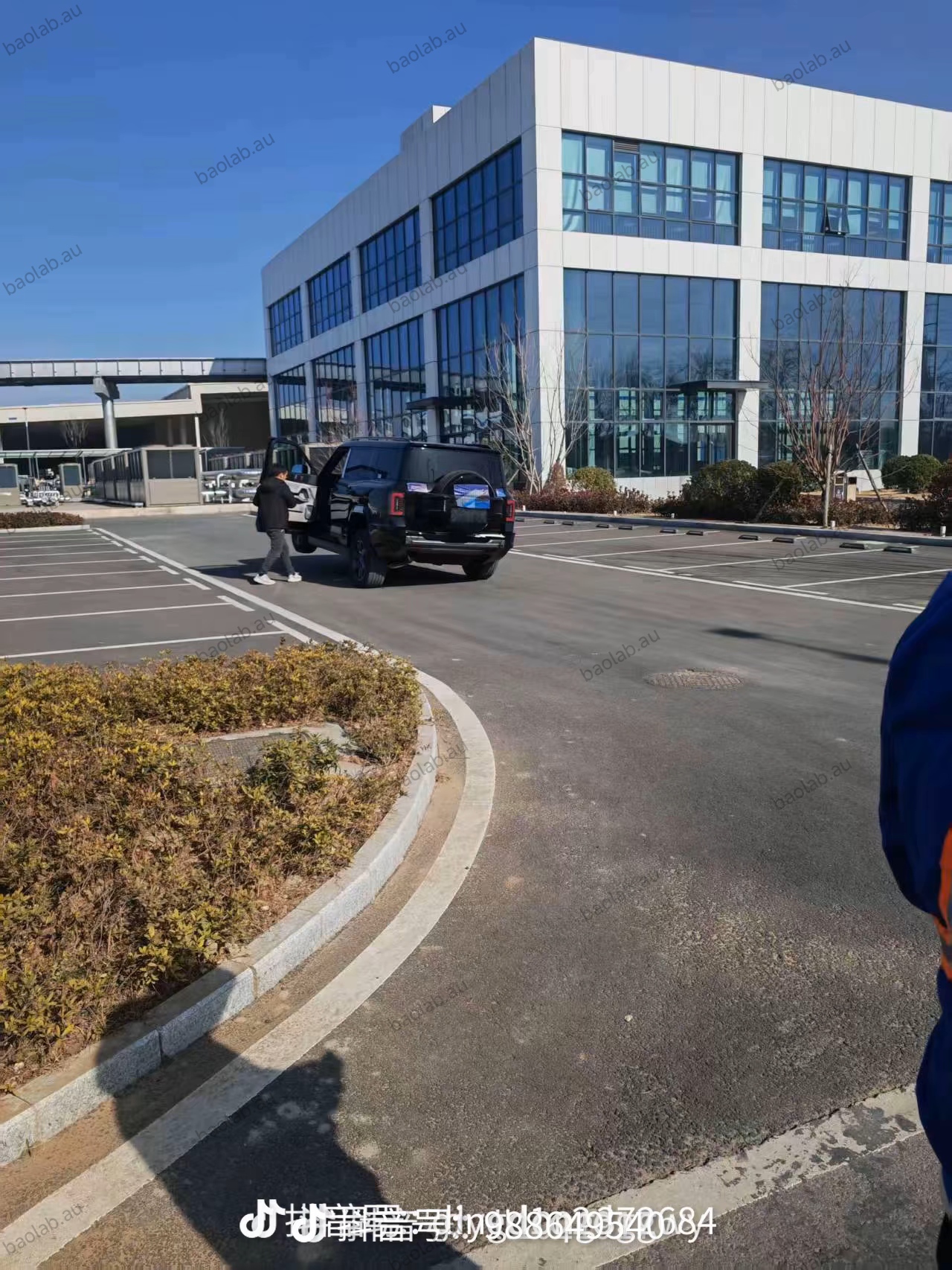 Close-up of DiSus-P hydraulic suspension holding wheel in retracted position